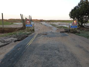Golf course crossing entrance